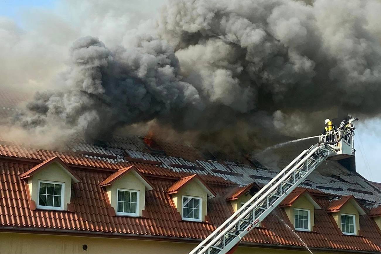 Nałęczów pożar hotelu. Na miejscu ponad 20 zastępów straży pożarnej