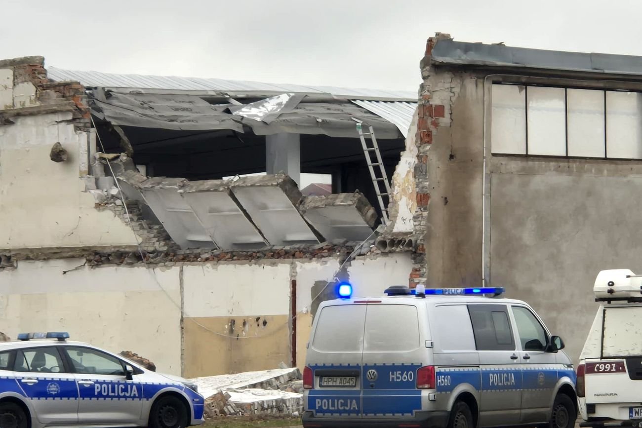 W Mławie zawalił się strop hali. Jedna osoba nie żyje