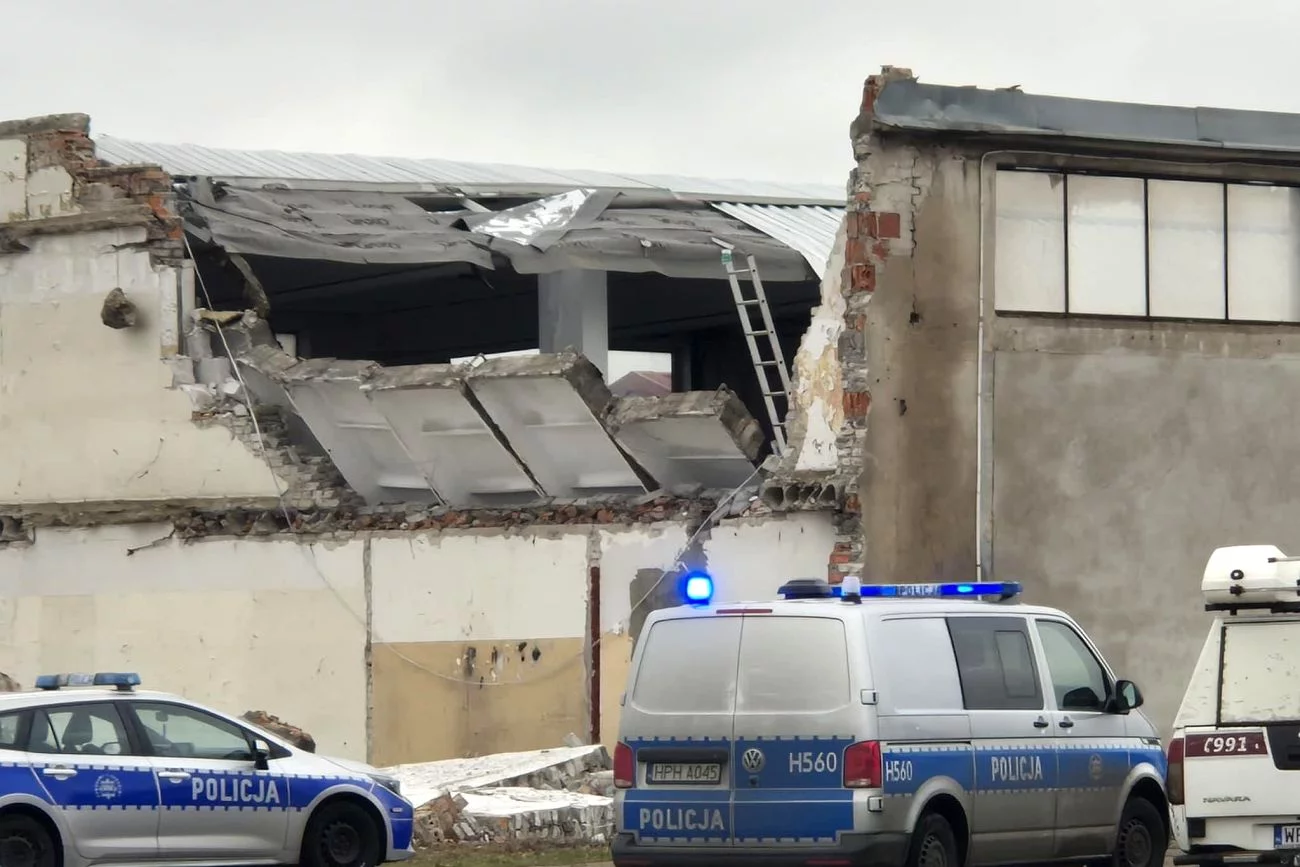 W Mławie zawalił się strop hali. Jedna osoba nie żyje W Mławie zawalił się strop hali. Jedna osoba nie żyje