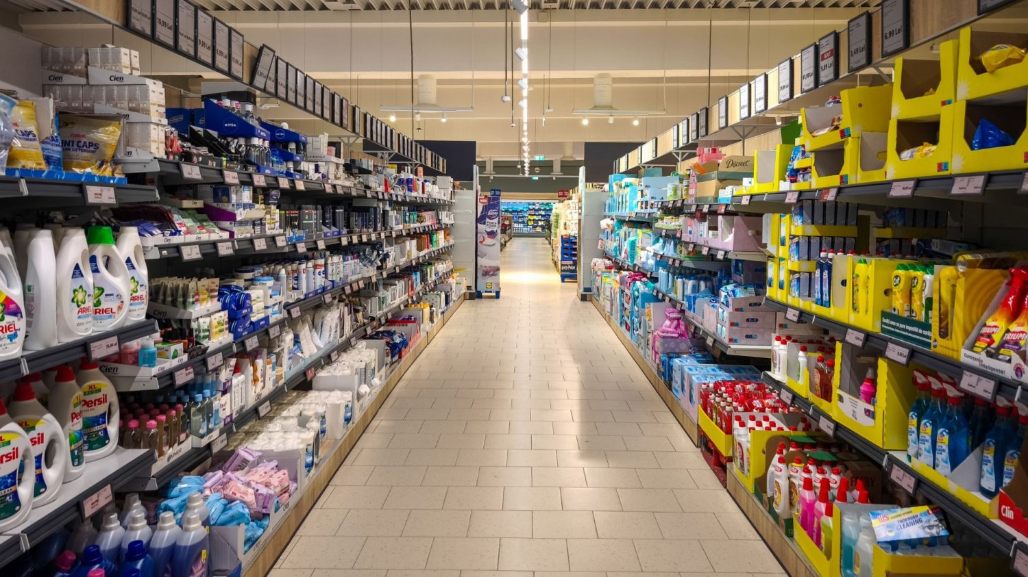 Alejka we wnętrzu sklepu Lidl.