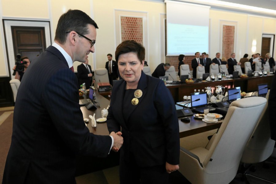 Minister cyfryzacji Anna Streżyńska rozdaje sowite nagrody dla urzędników.