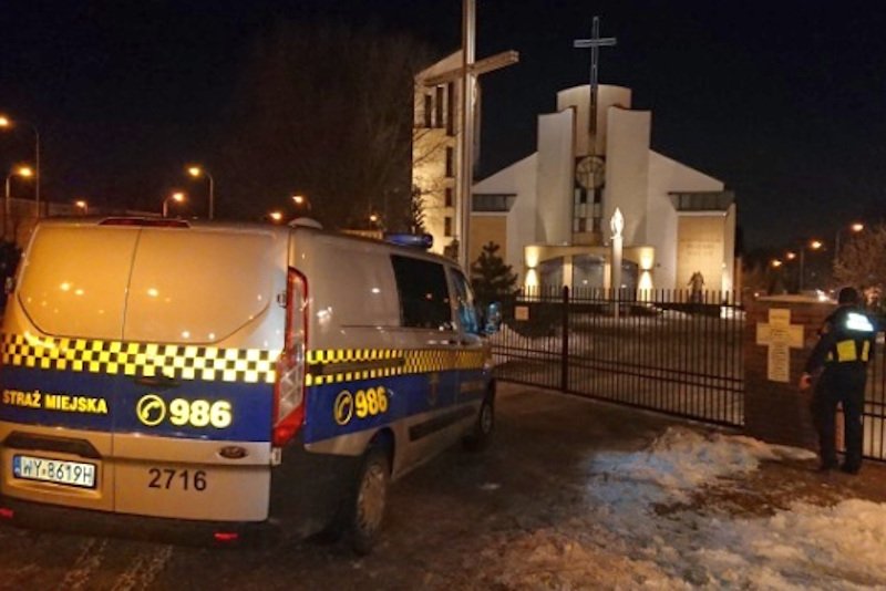 37-latek zatrzasnął się w toalecie przy kościele.
