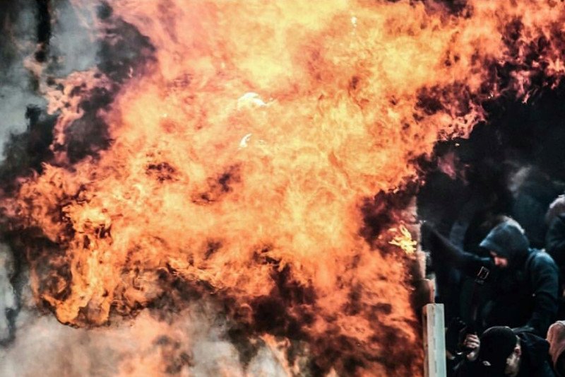 Podczas meczu AEK Ateny i Ajaksu Amsterdam doszło do starć między kibicami obu klubów.