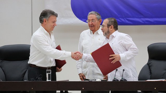Prezydent Kolumbii Juan Manuel Santos, prezydent Kuby Raúl Castro i przywódca FARC Timoleón Jiménez