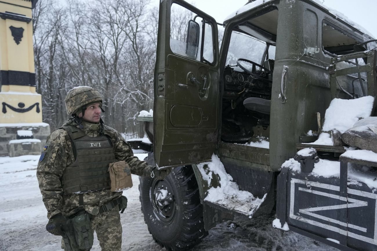 Zagraniczne media: rosyjscy żołnierze zakładają cywilne ubrania i próbują wydostać się z Charkowa.
