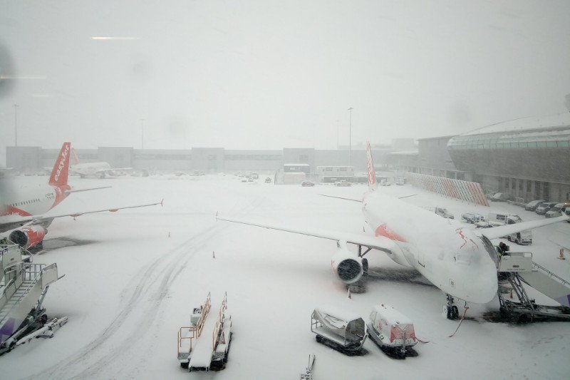 Lotnisko w Luton sparaliżowała śnieżyca, a tysiące podróżnych zostało pozostawionych samym sobie.