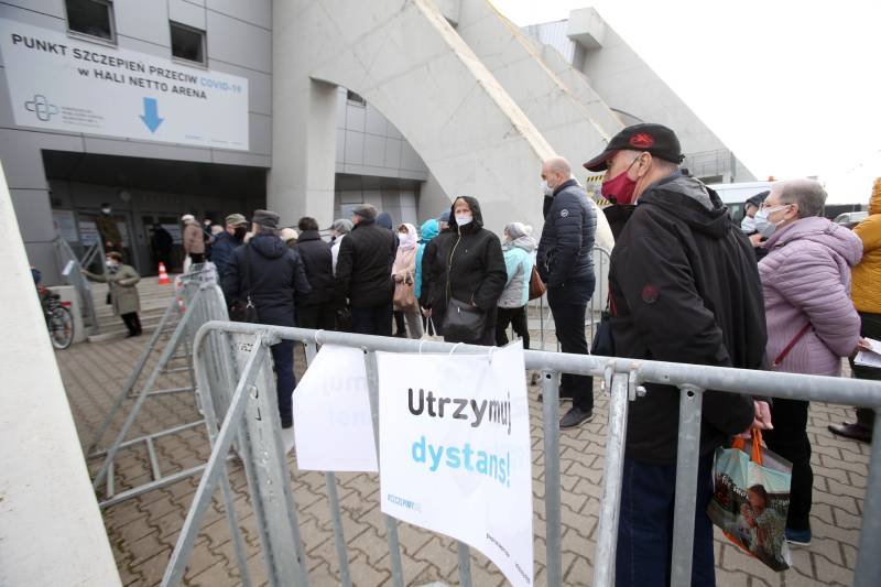 Kolejka do punktu szczepień