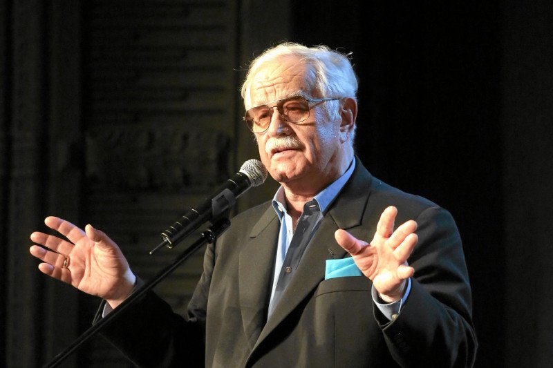 Fundacja Jana Pietrzaka sprzedaje specjalne cegiełki, dzięki którym satyryk chce sfinansować budowę pomnika.