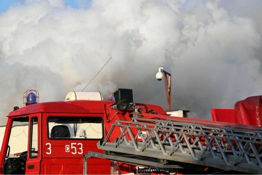 W pożarze kamienicy w centrum Szczecina zginęły trzy osoby. Kolejne dwie trafiły do szpitala.