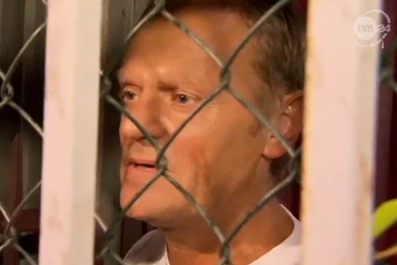 Donald Tusk rozmawiał z dziennikarzami przez siatkę na boisku. "Z Ostachowiczem wyszło niezręcznie"