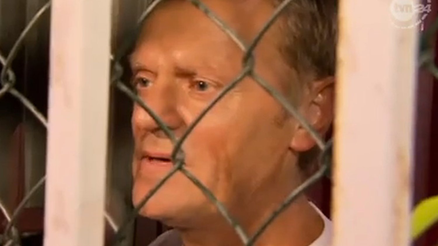 Donald Tusk rozmawiał z dziennikarzami przez siatkę na boisku. "Z Ostachowiczem wyszło niezręcznie"