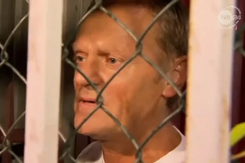 Donald Tusk rozmawiał z dziennikarzami przez siatkę na boisku. "Z Ostachowiczem wyszło niezręcznie"