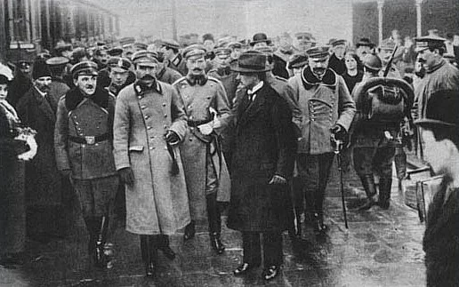 Tłumy oczekujące na Piłsudskiego na Dworcu Wileńskim w 1916 roku.