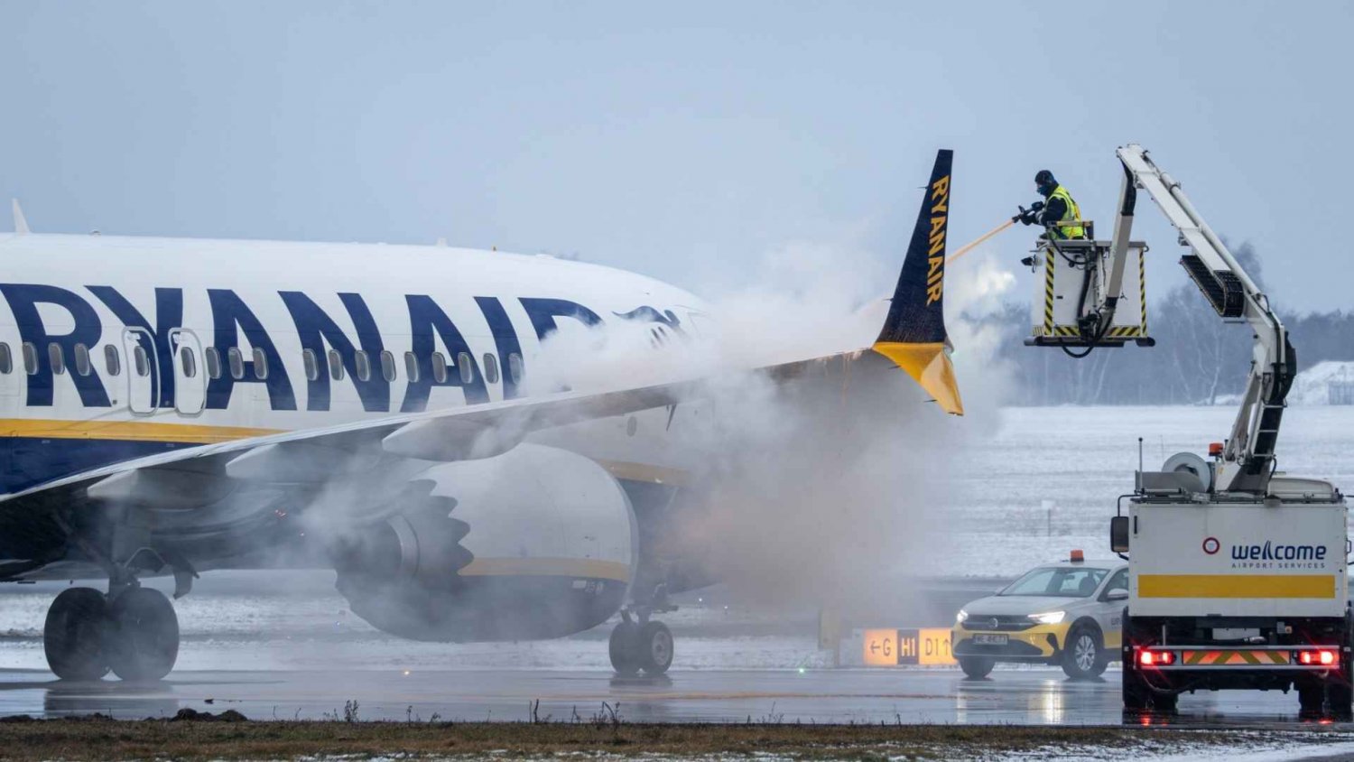 Lotnisko w Poznaniu jak lodowisko. Port wstrzymał loty, a pasażerowie oddech