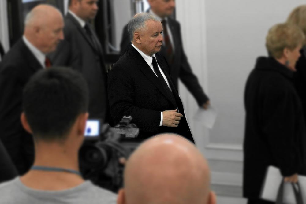 Prezes PiS Jarosław Kaczyński wychodzi z Sejmu