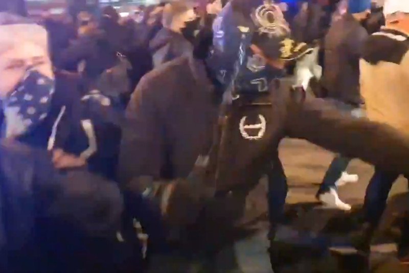 Nieumundurowani policjanci pałowali demonstrantów.