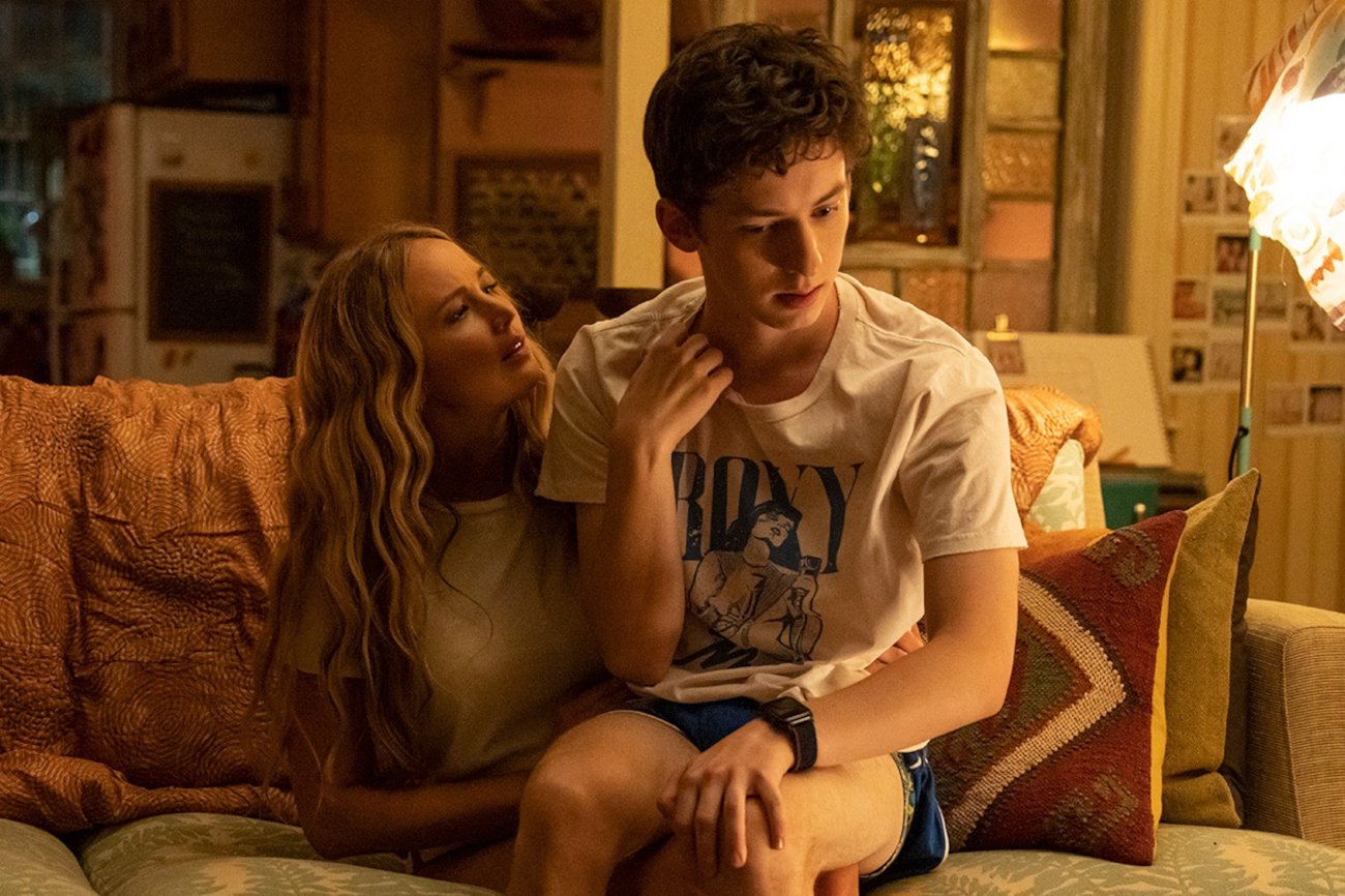 Jennifer Lawrence w komedii "Bez urazy" podrywa nastolatka.