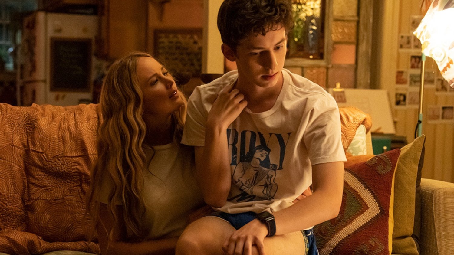 Jennifer Lawrence w komedii "Bez urazy" podrywa nastolatka.