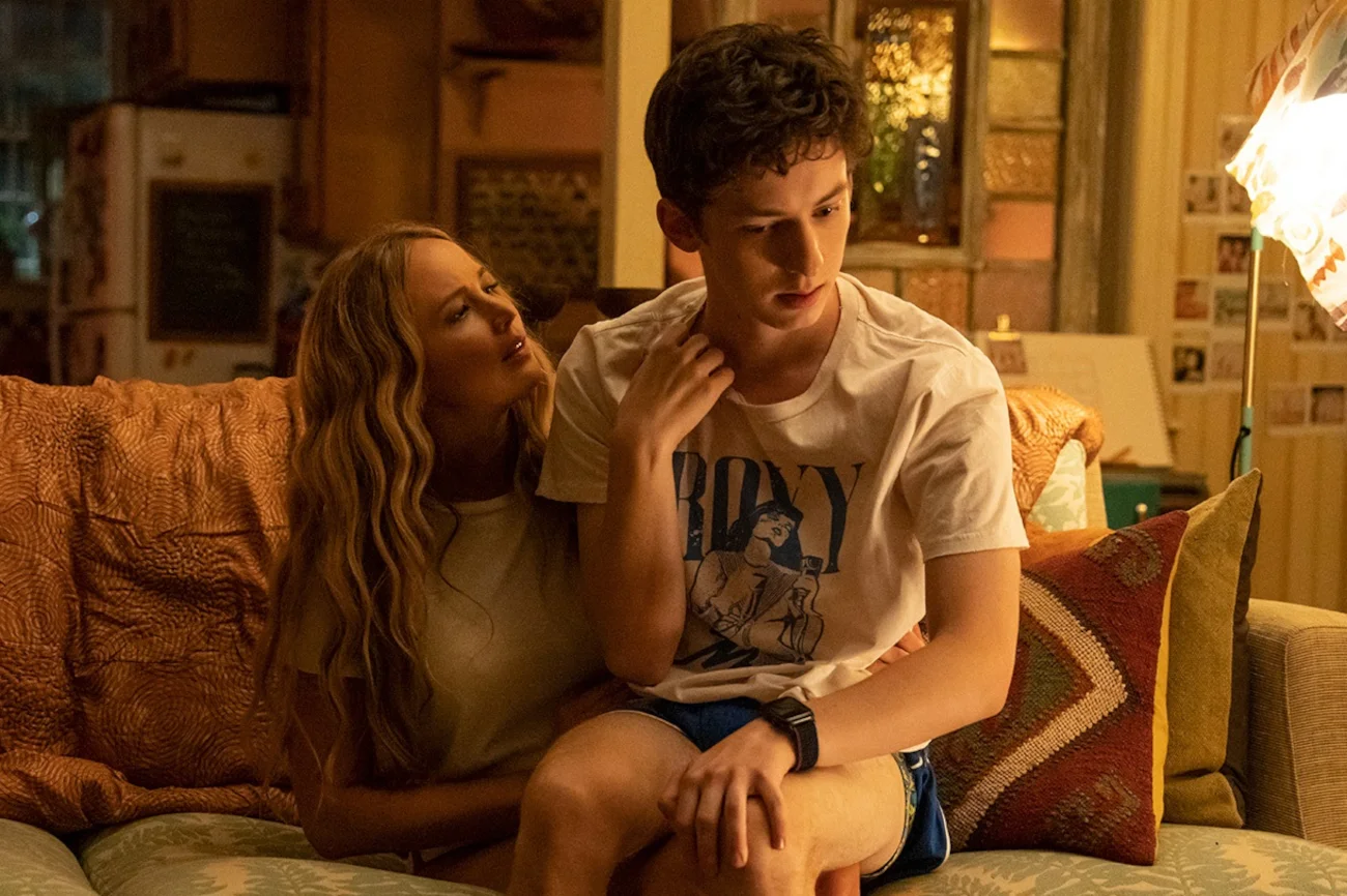 Jennifer Lawrence w komedii "Bez urazy" podrywa nastolatka.