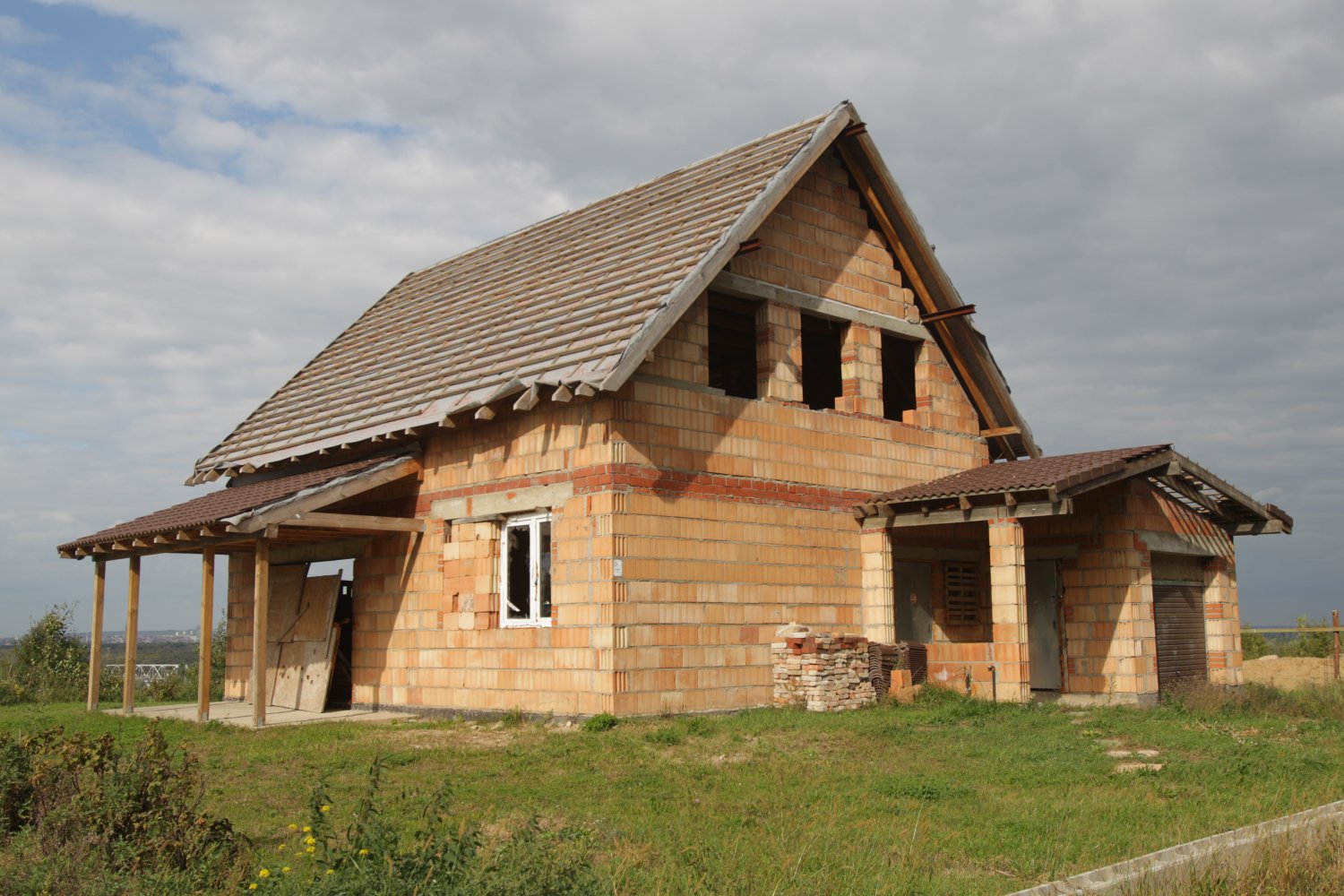 Właściciele działek w potrzasku. Nowe przepisy mogą zablokować im budowę domu
