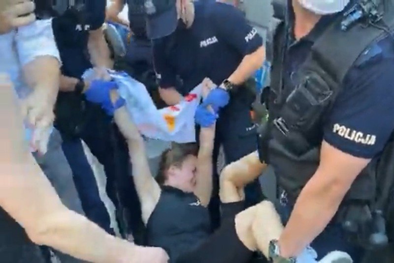 Policjanci spacyfikowali pokojową akcje zatrzymania homofobusa.