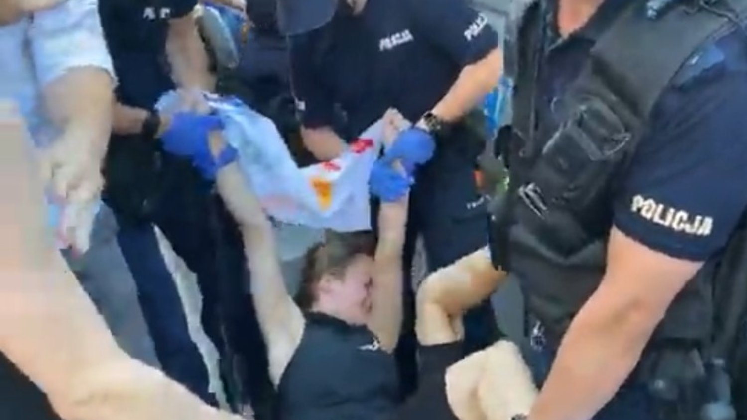 Policjanci spacyfikowali pokojową akcje zatrzymania homofobusa.
