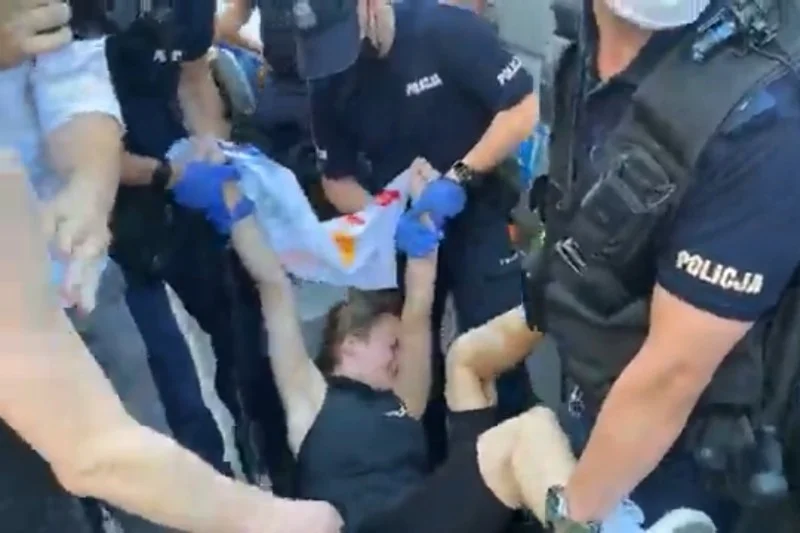 Policjanci spacyfikowali pokojową akcje zatrzymania homofobusa.