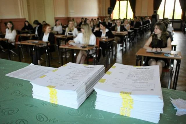 NIK alarmuje: egzaminatorzy robią błędy przy sprawdzaniu arkuszy maturalnych.