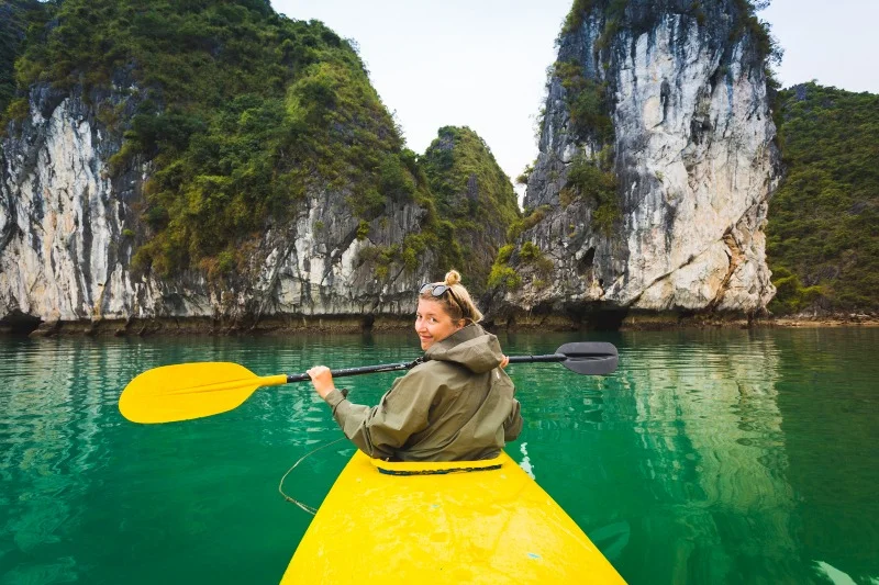 Widok Halong Bay w Wietnamie zapiera dech w piersiach. Po wodach zatoki można poruszać się na większych łódkach lub kajakach