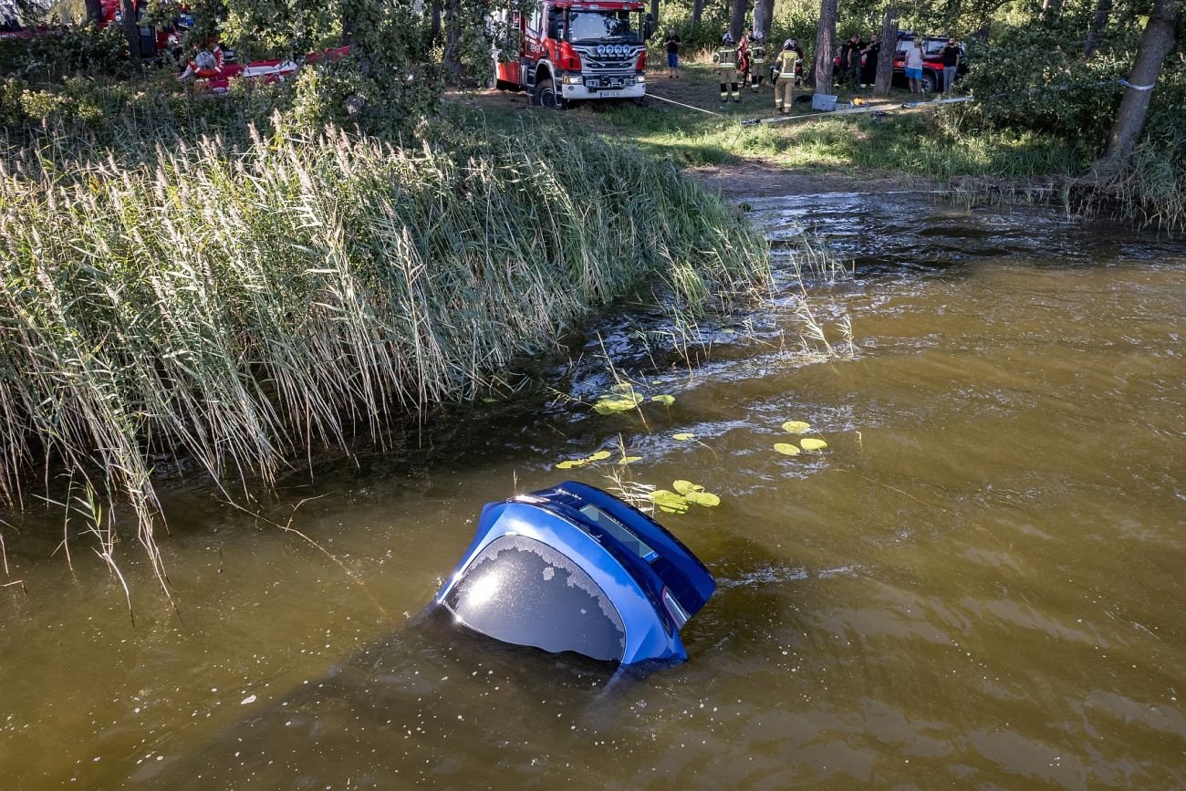 Kierowca utopił teslę w jeziorze Tałtowisko