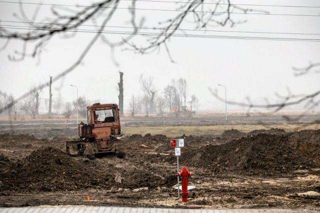 Na razie brak jest zezwoleń na rozpoczęcie pracy przy przeniesieniu linii energetycznych.