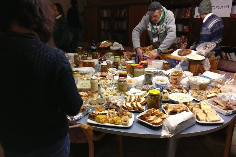 Co roku po świętach - zarówno wielkanocnych, jak i bożonarodzeniowych zostaje mnóstwo jedzenia. Zamiast je wyrzucać warto podzielić się z potrzebującymi