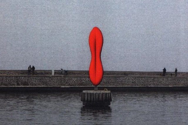 Autorem projektu instalacji jest Maurycy Gomulicki