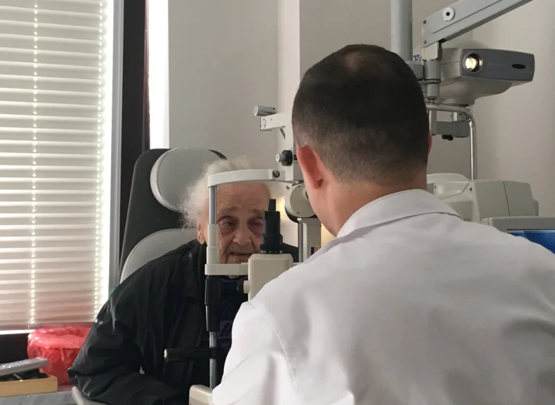 W środę byliśmy z panią Marią na konsultacji po zabiegu. 83-latka bez problemu (przy zasłoniętym prawym, zdrowszym oku) odczytała wyświetlone na ścianie przed nią litery.
