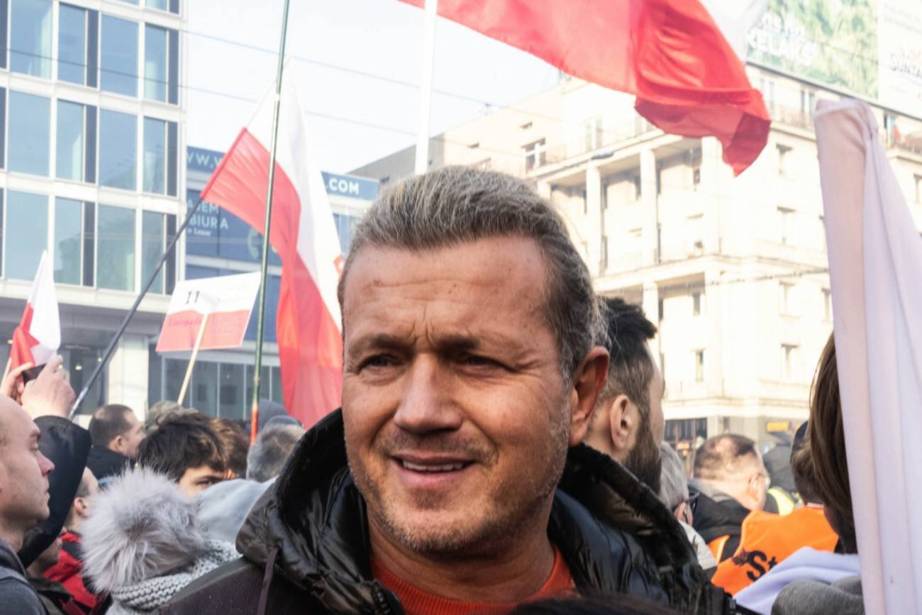 Jakimowicz zerwał tęczową flagę. Przez niego indyjska restauracja ma kłopot