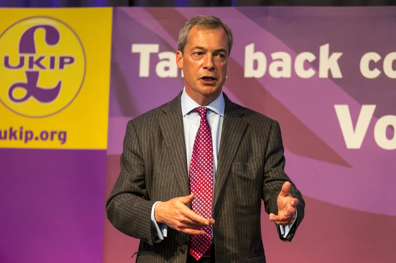Po przegranych wyborach Nigel Farage zapowiedział, że odchodzi, ale szybko zmienił zdanie – właśnie ogłosił, że nadal będzie stał na czele UKiP