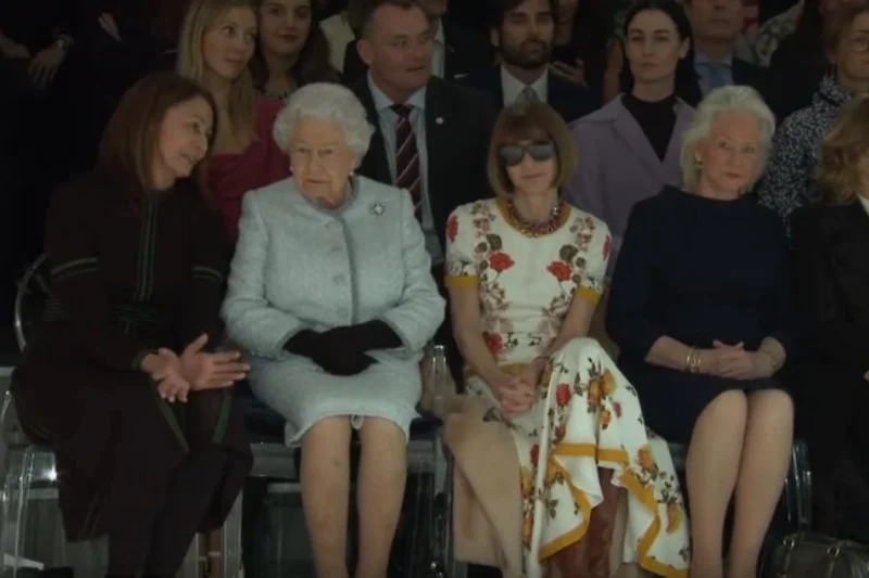 Królowa Elżbieta II po raz pierwszy zaszczyciła pokaz mody swoją obecnością. W pierwszym rzędzie zasiadła obok Anny Wintour - redaktor naczelnej amerykańskiego Vogue