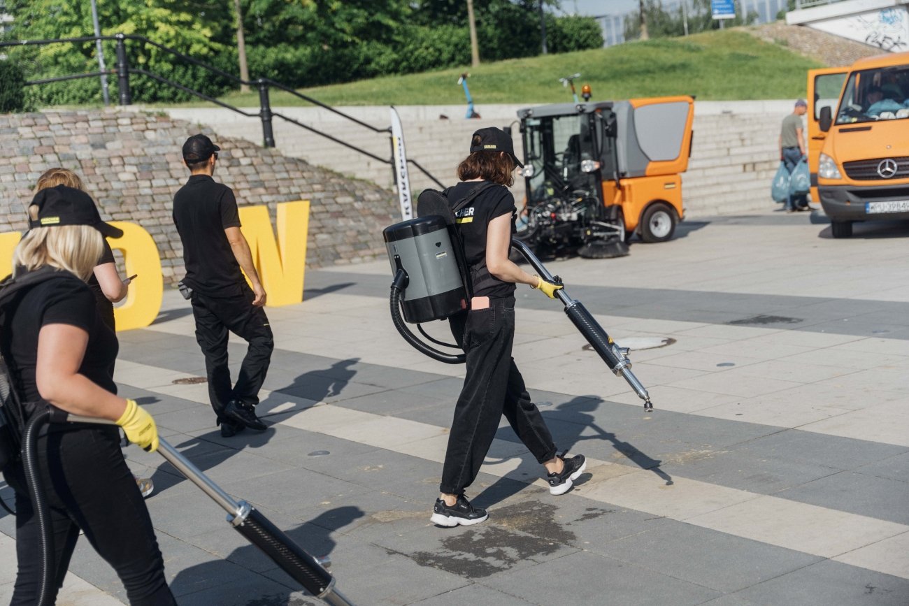 "Oczyszczamy Atmosferę" to prowadzona przez firmę Kärcher akcja czyszczenia przestrzeni miejskiej z nieestetycznych graffiti, wulgarnych napisów i innych rysunków będących często wynikiem aktów wandalizmu.