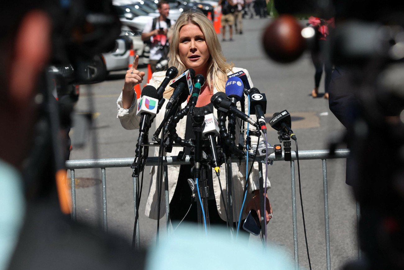 Karoline Leavitt (przy mikrofonie) będzie nowym sekretarzem prasowym w Białym Domu Donalda Trumpa.