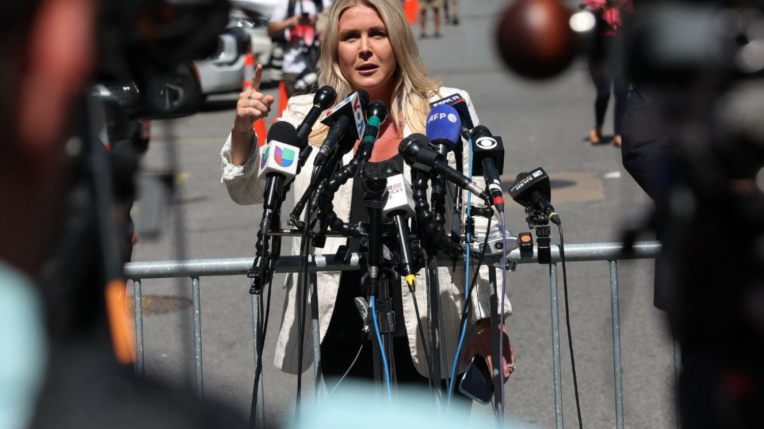 "Najmłodsza w historii". Trump obsadził kolejne ważne stanowisko i znów zaskoczył. Karoline Leavitt (przy mikrofonie) będzie nowym sekretarzem prasowym w Białym Domu Donalda Trumpa.