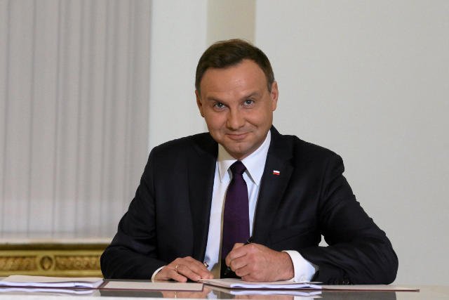 Prezydent RP Andrzej Duda w trakcie podpisywania projektu ustawy zakladajacego przywrocenie poprzedniego wieku emerytalnego, 60 lat dla kobiet i 65 dla mezczyzn