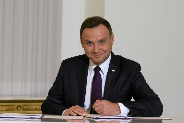 Prezydent RP Andrzej Duda w trakcie podpisywania projektu ustawy zakladajacego przywrocenie poprzedniego wieku emerytalnego, 60 lat dla kobiet i 65 dla mezczyzn