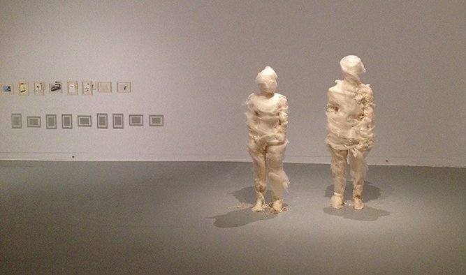 ZUZANNA JANIN, "Słodka dziewczyna (Mel) I Słodki chłopak (Krzysiek)", 2001, rzeżby z waty cukrowej & WISŁAWA SZYBORSKA , "Pocztówki"