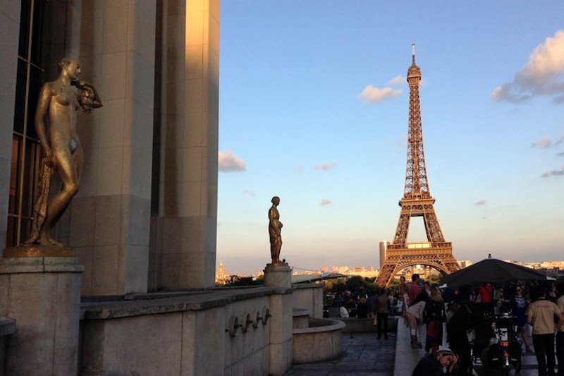 W Paryżu policja zastrzeliła nożownika, który wcześniej zabił jedną osobę, a dwie inne ciężko ranił.