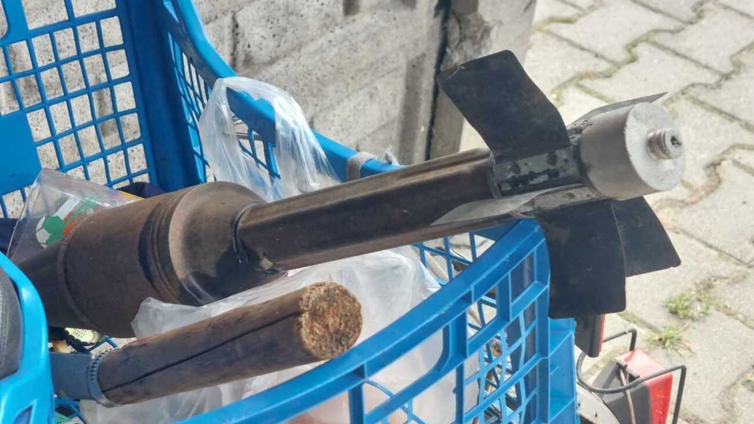 59-letni mężczyzna przywiózł rowerem na skup złomu pocisk do granatnika.