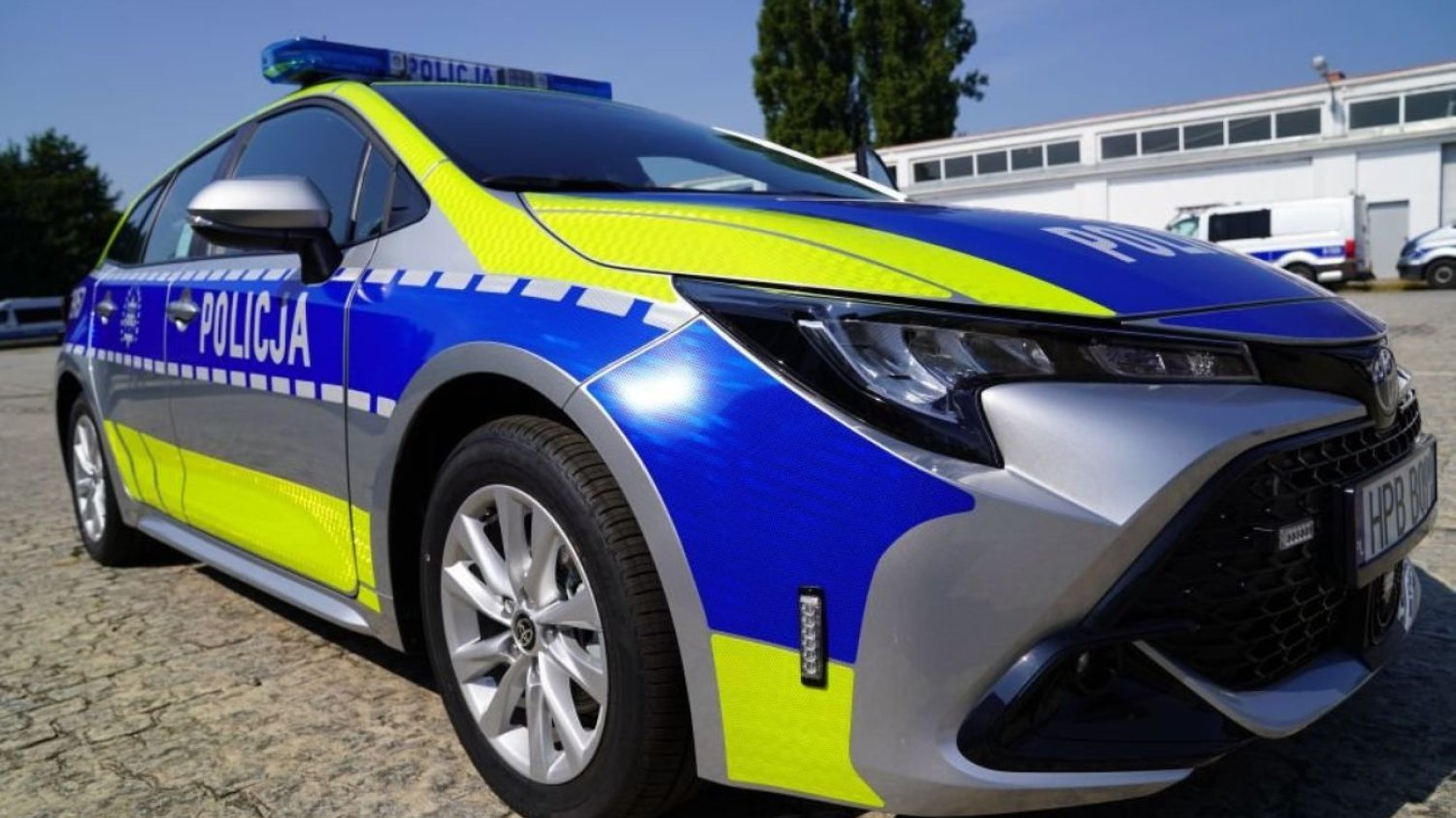 Policja na Dolnym Śląsku z nowymi radiowozami. Uwagę zwraca ich oznaczenie