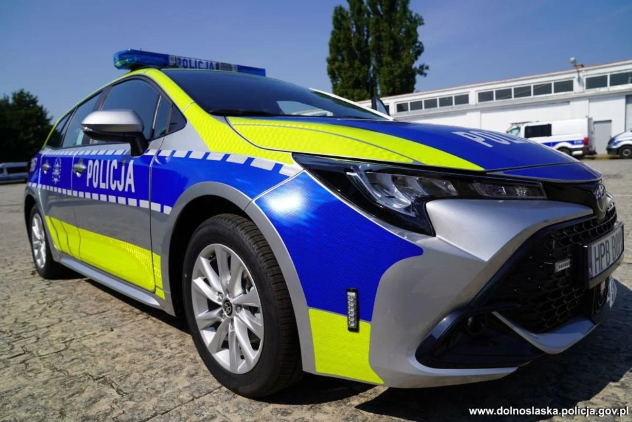 Policja na Dolnym Śląsku z nowymi radiowozami. Uwagę zwraca ich oznaczenie
