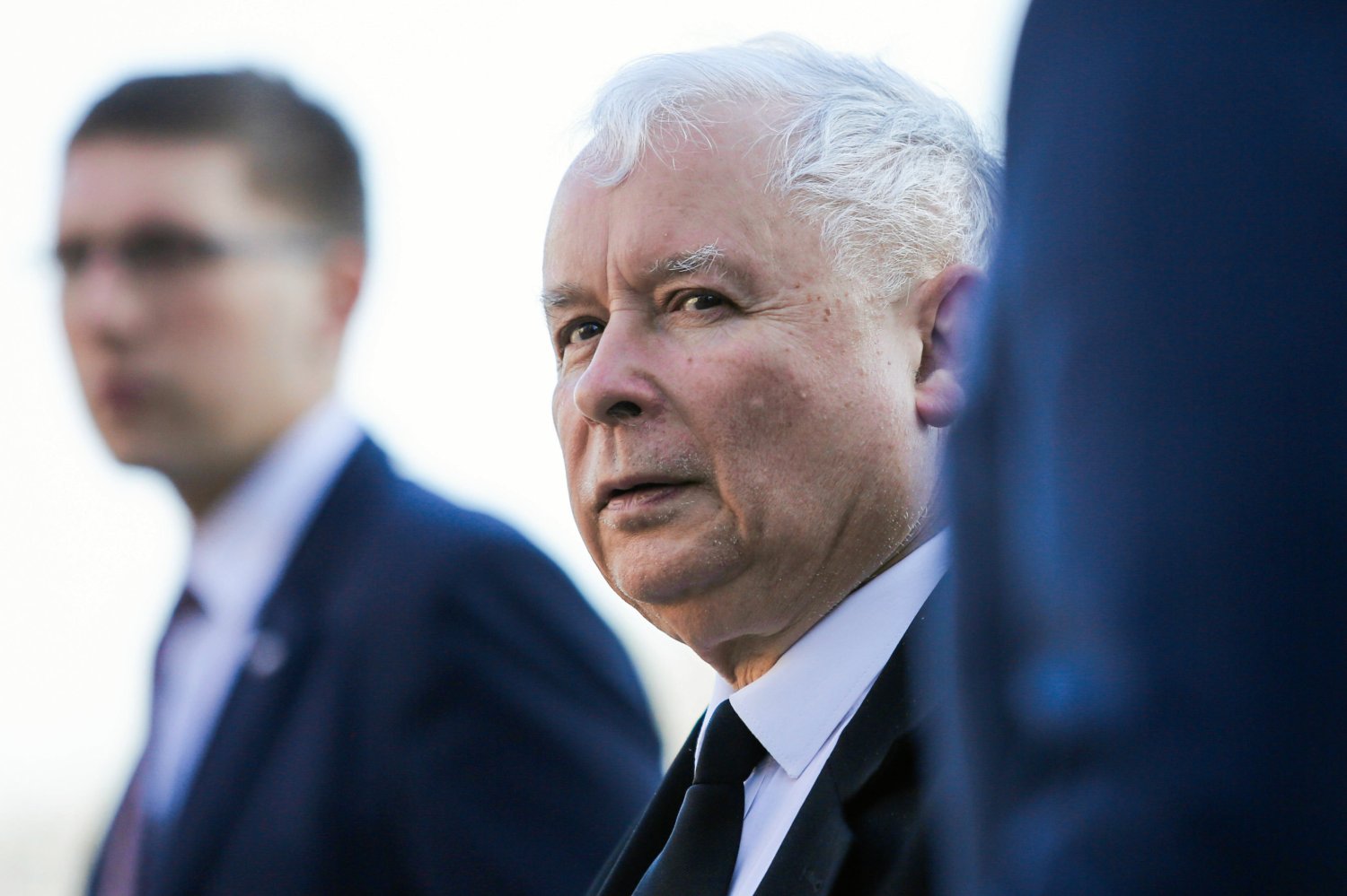 Jarosław Kaczyński obecnie nie jest w stanie poruszać się samodzielnie, bo cierpi na ból kolana.
