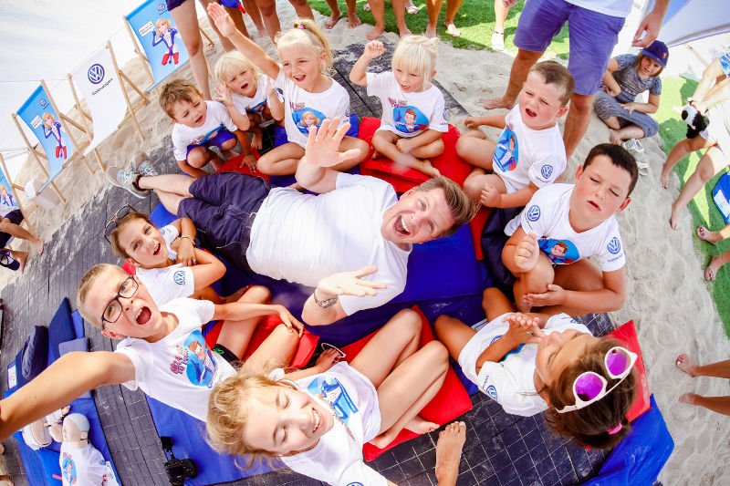 ''Mali Ratownicy'' to zainicjowany przez markę Volkswagen program, który edukuje dzieci w zakresie udzielania pierwszej pomocy. Tegoroczną edycję akcji wsparły znane osoby m.in. Filip Chajzer