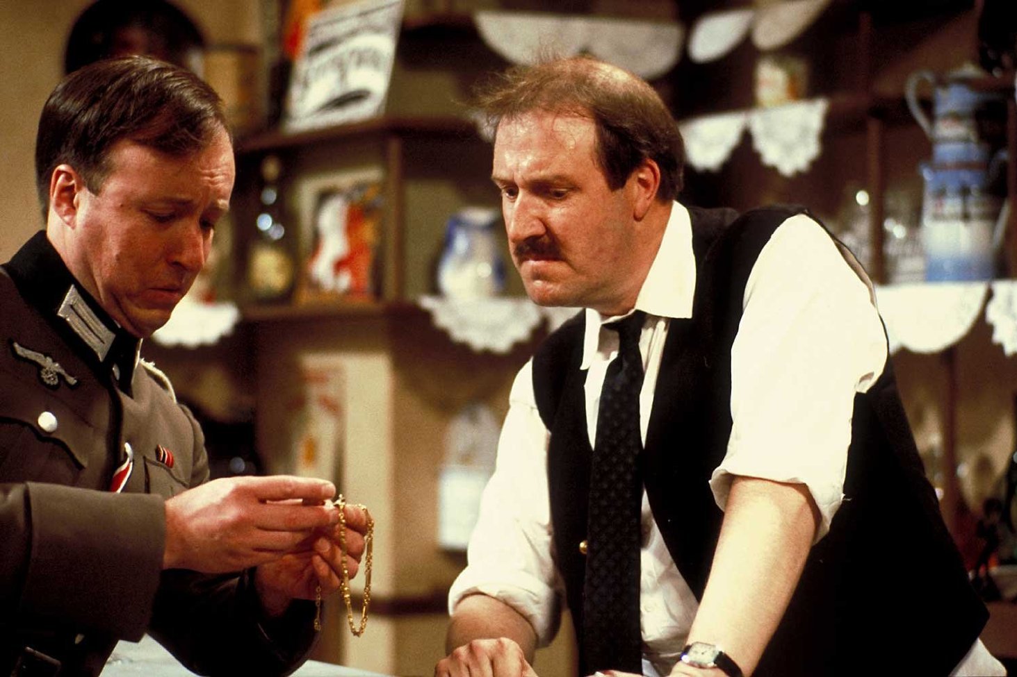 Wiele wątków serialu kręciło się wokół sprzedanego na aukcji obrazu